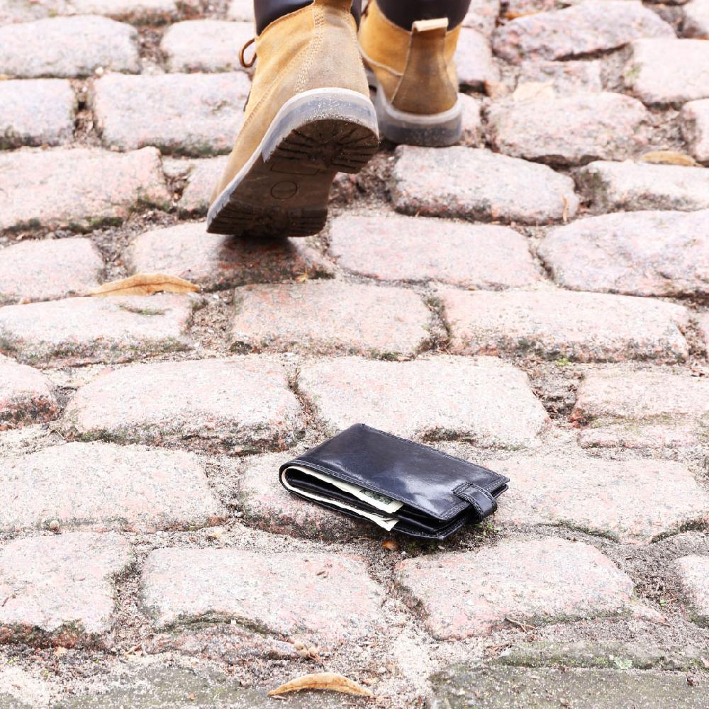 Imagen Bolsos de marca, carteras con documentación y tabletas electrónicas, entre los objetos perdidos que buscan dueño en Majadahonda