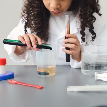 Imagen Majadahonda impulsa junto al Instituto de Salud Carlos III, “Hablando de Ciencia” un programa que acerca la investigación a los escolares